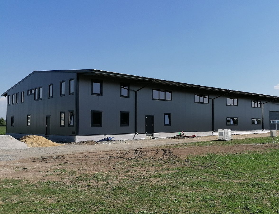 wärmegedämmte lagerhalle mit Büros