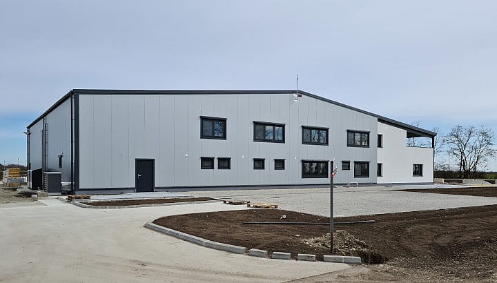 LANDWIRTSCHAFTLICHE VERARBEITUNGSHALLE MIT BÜRO