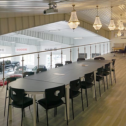 Halle mit Büro
