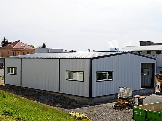 Wärmegedämmte Halle mit Büro